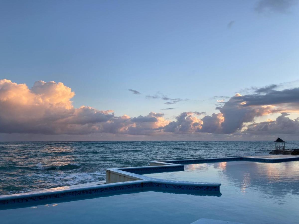 Whispering Seas Oceanfront Suite โอโชรีโอส ภายนอก รูปภาพ