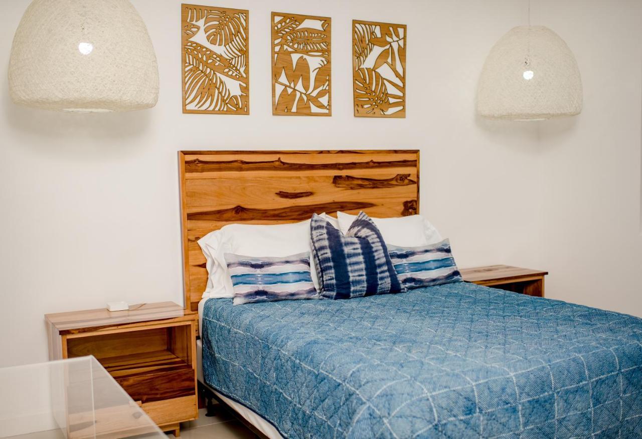 Whispering Seas Oceanfront Suite โอโชรีโอส ภายนอก รูปภาพ